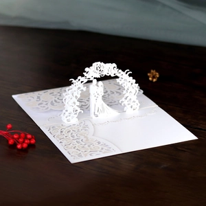 Détail d'un faire-part de mariage 3D découpé au laser avec arche blanche et silhouette