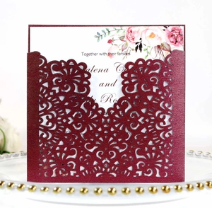 Élégante invitation de mariage découpée au laser bordeaux avec motifs floraux sur papier nacré