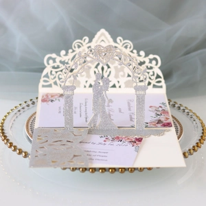 Invitation de mariage 3D élégante avec arche à paillettes argentées et silhouette