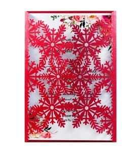 Détail de l'invitation flocon de neige rouge découpée au laser avec carte florale