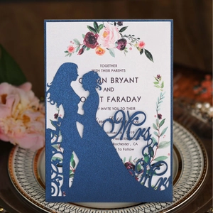 Faire-part mariage découpé au laser bleu marine avec silhouette et motif fleuri