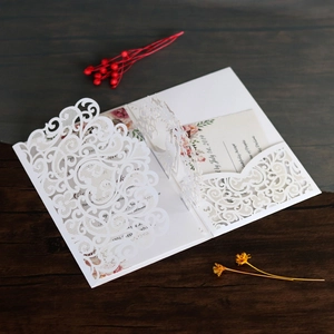 Détail de l'invitation de mariage découpée au laser avec carte RSVP florale élégante
