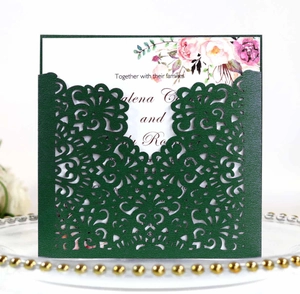 Faire-part de mariage vert foncé découpé au laser avec insert floral au style vintage