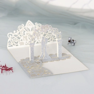Invitation de mariage 3D découpée au laser avec un couple romantique sous une arche fleurie