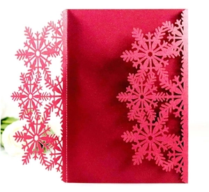 Détails de flocons de neige découpés au laser sur étui d'invitation rouge nacré chic