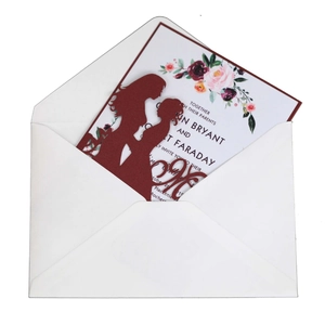 Carte d'anniversaire découpée au laser avec silhouette de fille et enveloppe