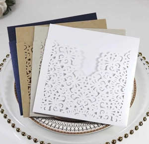 Détail macro d'invitations de mariage découpées au laser avec motifs ajourés complexes