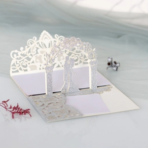Vue macro de carte de mariage 3D avec arche pailletée et silhouette de couple