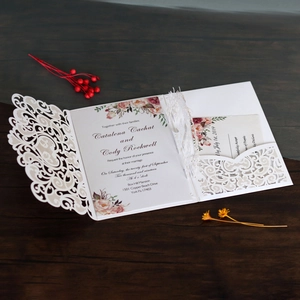Vue macro de l'invitation de mariage ivoire découpée au laser avec dentelle et carte RSVP