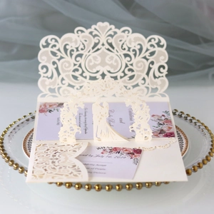 Détail d'invitation de mariage 3D découpée au laser avec un couple sous un arbre