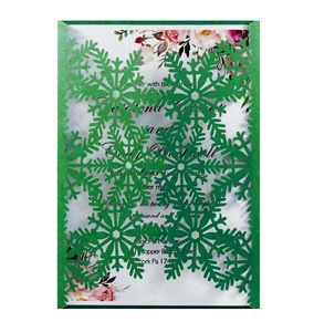 Détail d'invitation vert foncé découpée au laser avec flocon et carte intérieure florale