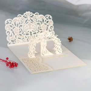 Invitation de mariage 3D avec silhouette de couple découpée au laser sous une arche florale