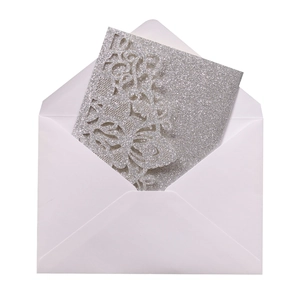 Détail de l'invitation de mariage découpée au laser pailletée argentée avec enveloppe