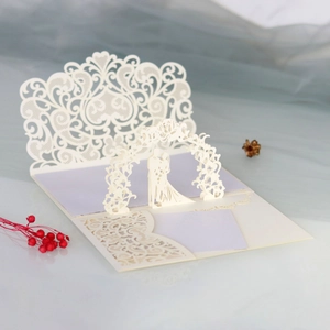 Détail d'invitation de mariage 3D avec silhouette de couple découpée au laser sur papier crème