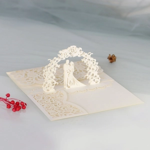 Détail macro d'une invitation de mariage 3D découpée au laser avec silhouette des mariés