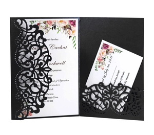 Elegante invitación de boda negra cortada con láser con inserto floral y tarjeta RSVP