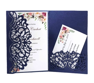 Invitación de boda azul marino cortada con láser con inserto floral y tarjetas RSVP