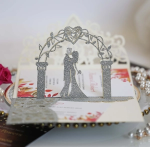 Détail macro d'invitation de mariage 3D découpée au laser avec papier pailleté argent