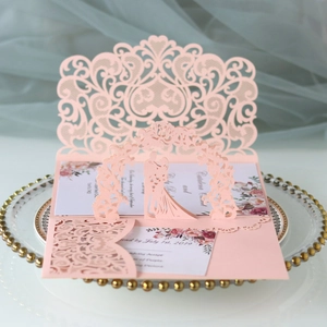 Détail d'invitation de mariage rose découpée au laser avec silhouette 3D de couple