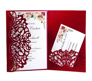 Elegante invitación de boda burdeos cortada por láser con tarjeta floral y RSVP