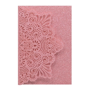 Dettaglio dell'invito di nozze rosa glitterato tagliato al laser con motivi mandala