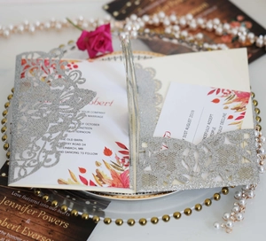 Détail d'invitation de mariage découpée au laser avec motifs de feuilles d'érable d'automne