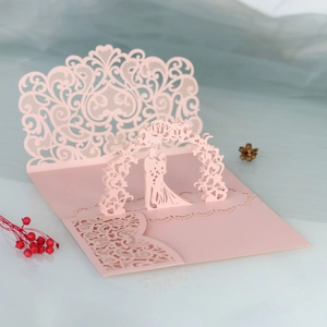 Détail de l'invitation de mariage 3D découpée au laser avec un motif de couple romantique