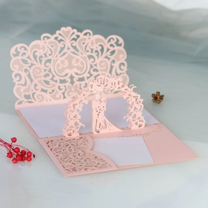 Détail de l'invitation de mariage 3D rose avec arche fleurie et découpe laser de couple