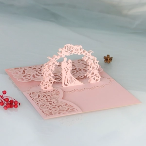 Détail d'une carte de mariage 3D découpée au laser avec un couple sous une arche fleurie