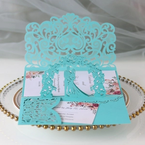 Détail d'un faire-part de mariage découpé au laser avec silhouette et motif floral