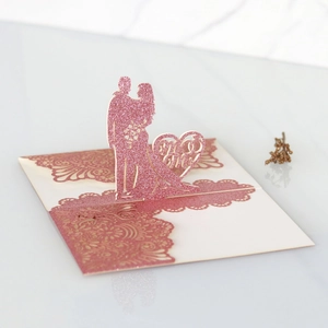 Dettaglio di un biglietto di nozze 3D tagliato al laser con silhouette Mr & Mrs oro rosa