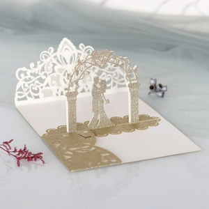 Détail d'invitation de mariage 3D découpée au laser avec arche dorée et couple