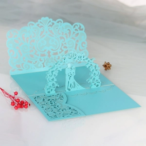 Détail de carte d'invitation de mariage 3D découpée au laser avec motif bleu