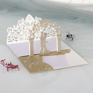 Détail macro d'invitation de mariage 3D découpée au laser avec paillettes dorées