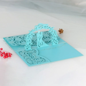 Vue macro d'une carte de mariage 3D découpée au laser avec arche florale et couple