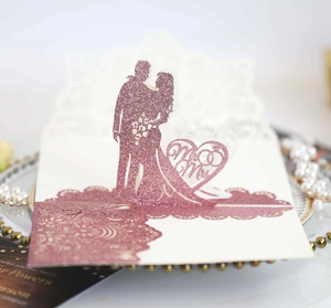 Dettaglio dell'invito di nozze glitterato rosa tagliato al laser con sagoma Mr & Mrs