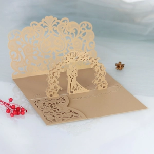 Gros plan de la carte de mariage découpée au laser avec scène 3D sous arche fleurie