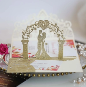 Faire-part mariage 3D découpé au laser avec arche dorée pailletée et couple romantique