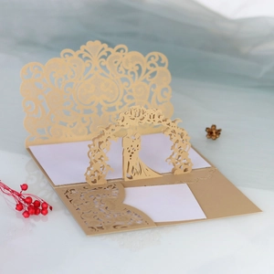 Détail d'invitation de mariage 3D découpée au laser avec arche dorée et couple sculpté