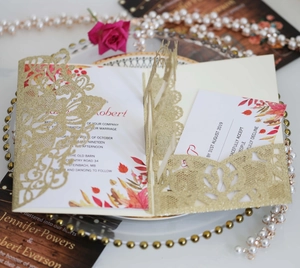 Détail d'invitation de mariage pailletée découpée au laser avec cartes de feuilles d'érable