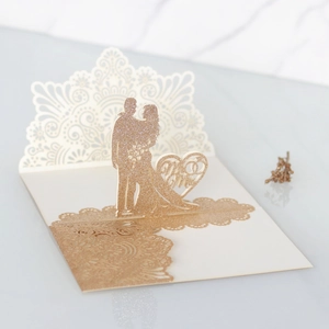 Dettaglio invito matrimonio 3D intagliato al laser con glitter oro e silhouette Mr & Mrs