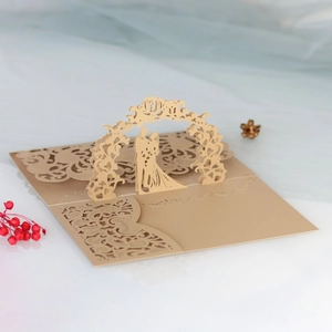 Détail d'invitation de mariage 3D découpée au laser avec couple sous arche fleurie