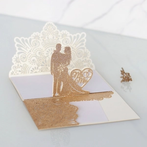 Vista macro del pizzo Mr & Mrs tagliato al laser su biglietto nuziale 3D glitter