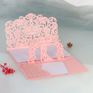 Vue détaillée de l'invitation de mariage 3D avec design de mariés découpé au laser rose