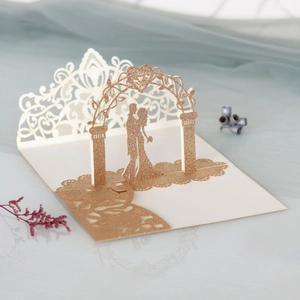 Détail de l'invitation de mariage 3D découpée au laser avec silhouette de couple doré