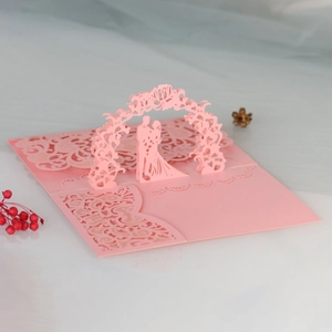Invitation de mariage 3D découpée au laser avec arche romantique rose et couple