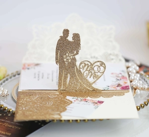 Partecipazione di nozze tagliata al laser con glitter dorati e silhouette di Mr & Mrs