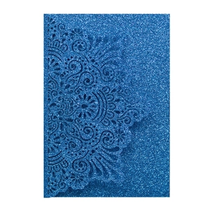 Dettaglio dell'invito di nozze blu scuro con motivo mandala laser e carta glitterata