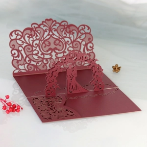 Détail d'un faire-part de mariage 3D découpé au laser avec silhouette de couple bordeaux
