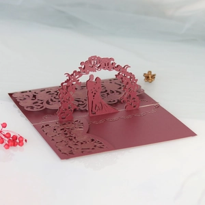 Détail d'invitation de mariage 3D découpée au laser avec arche florale et silhouette de couple